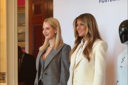 Lavinia Valbonesi junto a Melania Trumo en Washington.