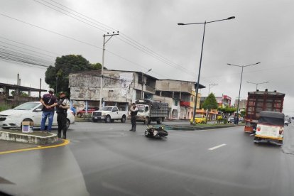 Moto lineal en la que se movilizaba la servidora policial quedó tendida en la calzada tras el impacto con una camioneta en la avenida Jorge Chiriboga, Quinindé.