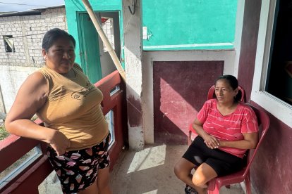 Antonia Baque y María Villacreses esperan que sus familiares regresen pronto.