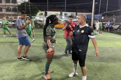 Mónica Quinteros dirige con carácter y se ha convertido en un fenómeno viral en las canchas.
FECHA: 27/03/2025
AG-AGENCIA
AG-PERIODISTA