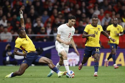 Willian Pacho (i) fue el capitán de Ecuador ante el amistoso Marruecos.
