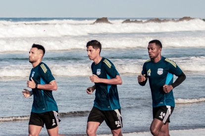 José Francisco Cevallos Jr (c), fue uno de los jugadores a los que los hinchas buscaban más.