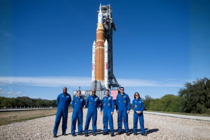 La nave Orion en plataforma de lanzamiento, lista para iniciar una nueva era de exploración espacial.