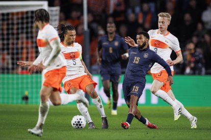 Pedro Vite disputa un balón contra Nathan Aké.
