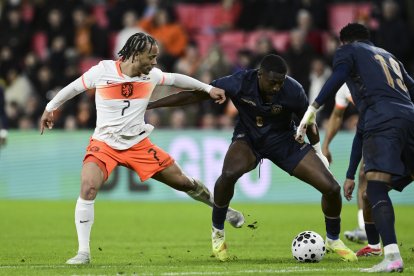 Willian Pacho, defensor ecuatoriano, disputa un balón contra Xavi Simons, ofensivo neerlandés.