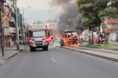 Dos personas murieron en el accidente, según el Cuerpo de Bomberos