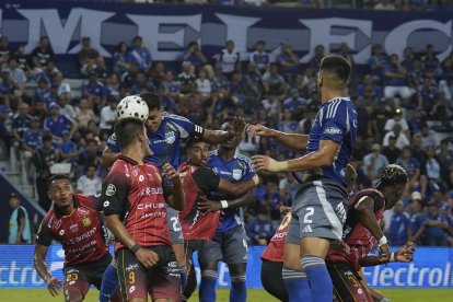 El defensor Luis Fernando León se eleva en el área y conecta de cabeza el balón ante la marca de defensores de Deportivo Cuenca durante el duelo en el Capwell.