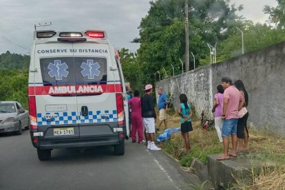 Ambulancia en la vía Vuelta Larga–Tabiazo, donde paramédicos confirmaron el fallecimiento del adolescente tras el accidente de tránsito.