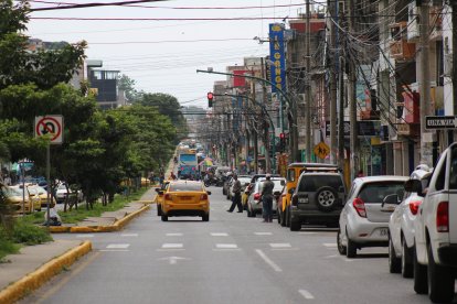 Calle céntrica de Esmeraldas con intenso movimiento vehicular y peatonal, reflejo del pulso urbano cotidiano.