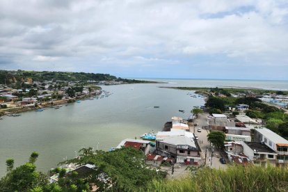 Vista panorámica del cantón Rioverde, donde el río se abre paso hacia el mar, y donde este lunes se registró el asesinato de un hombre en su domicilio.