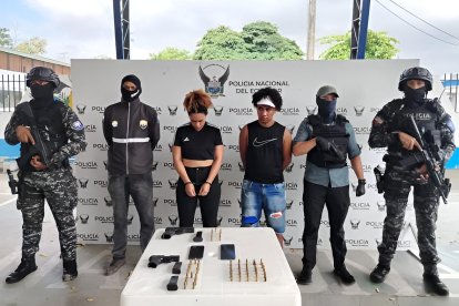 Agentes de la Policía Nacional presentan a alias “Oliver” y otro detenido en Rioverde, junto al arsenal decomisado durante el operativo contra “Los Chechenos”.