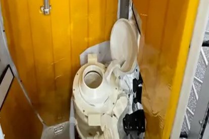 Captura de vídeo cedido por la NASA que muestra el retrete a bordo de la cápsula Orión de la misión lunar Artemis II.