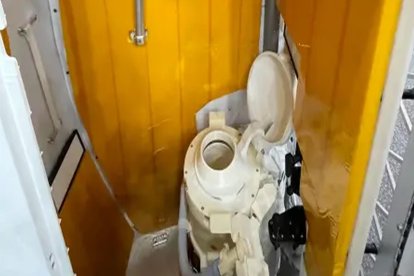 Captura de vídeo cedido por la NASA que muestra el retrete a bordo de la cápsula Orión de la misión lunar Artemis II.