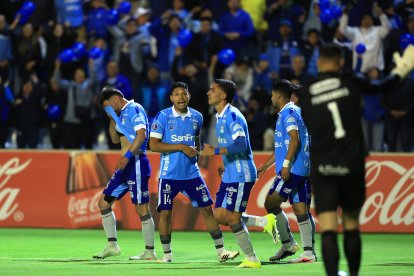 Jugadores de Macará celebran el gol en un partido de la fase de grupos de la Copa Sudamericana ante América de Cali.