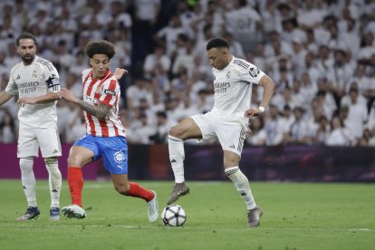 El delantero del Real Madrid Kylian Mbappé (d) juega un balón ante Axel Witsel.