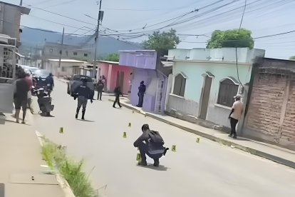 Agentes de la Policía Nacional levantan indicios balísticos en el barrio Familias Unidas, San Rafael, tras el ataque armado que dejó un joven fallecido.