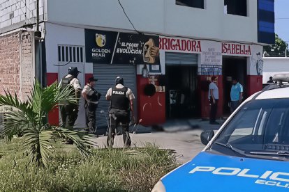 Policía Nacional en la vulcanizadora “Isabella”, vía Esmeraldas–Atacames, donde fue asesinado a tiros Jorge Lucas Estupiñán, conocido como El Mochito.