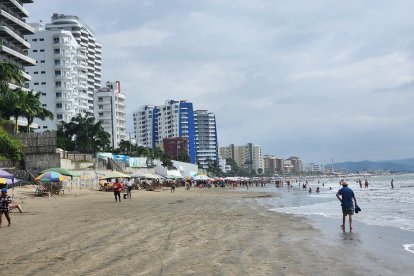 Playa de Tonsupa, en Atacames, donde la mañana del sábado se registró una emergencia por ahogamiento que dejó un bañista fallecido y otro rescatado con vida.