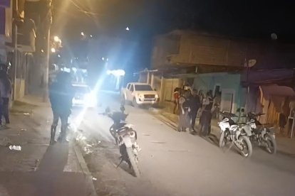 Escena nocturna en el barrio 15 de Marzo, donde un ataque armado dejó un hombre sin vida y generó conmoción entre los vecinos.