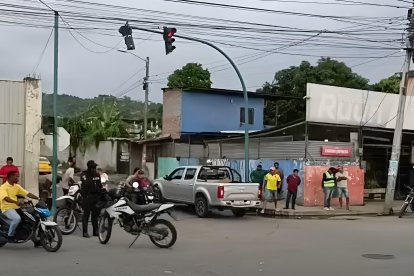 Policía acordonó la zona tras el asesinato de un mototaxista; motocicletas y vehículos permanecen detenidos mientras curiosos observan la escena.
