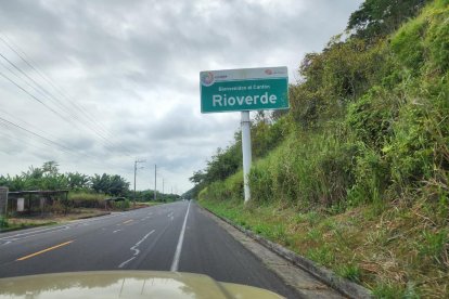 Ingreso al cantón Río Verde, Esmeraldas, bajo el letrero de bienvenida que contrasta con la realidad marcada por hechos violentos en la zona.