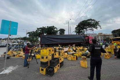 Las jabas y botellas de cerveza quedaron esparcidas sobre la vía.