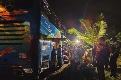 La unidad disco 743 de la cooperativa Trans Occidental permanece en la vía Quinindé-Esmeraldas tras el siniestro que dejó dos fallecidos y 15 heridos.