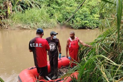 “Bomberos y policías realizan labores de recuperación de un cuerpo hallado en el río Esmeraldas, sector Aire Libre.
