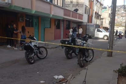 La Policía acordonó la vivienda de Villa Solidaridad, donde fueron encontrados los dos cuerpos.