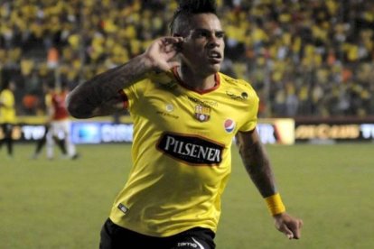 El uruguayo Jonathan Álvez fue acusado de generar un incidente la noche del domingo cuando intentaba ingresar a la ciudadela Huancavilca Norte, junto a un amigo.

Al parecer, el jugador del Barcelona acudía a una supuesta reunión social en el sector norte de la urbe, pero cuando los guardias le solicitaron la identificación, Álvez se habría negado, produciéndose un cruce de palabras entre guardias y el futbolista.

Lee también: Conmebol continúa investigando el caso Chila-Cheme

Se habla de una agresión física por parte del deportista, pero en el video que circula por redes sociales sólo se observa a Jonathan Álvez dentro de un auto, desde donde habla en tono elevado con el celador de la garita, quien pide a uno de sus compañeros que cierre la puerta para impedir el paso del carro y que le ayuden llamando a la policía para arreglar el pleito. Por ello varios internautas piden a los afectados que muestren el video de la ‘puñetiza’, para que se confirme lo denunciado.

Según el video que circula por redes sociales, el futbolista se habría ido de ‘puñete’ con el celador de una ciudadela del norte porteño. Álvez no ha desmentido ni confirmado tal agresión.