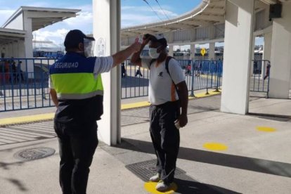 Once personas han sido impedidas de usar el transporte municipal en Quito.