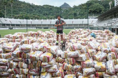 La ‘locura’ del delantero del Fluminense terminó en la mesa de miles de personas necesaitadas.