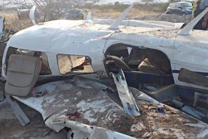 Uniformados de la Policía de Perú llegaron al sitio en donde cayó la avioneta accidentada, en un sector cercano a la frontera con Ecuador.