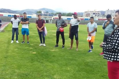 La ingeniera Mayra Argüello, presidenta del Olmedo, cumple con sus jugadores.