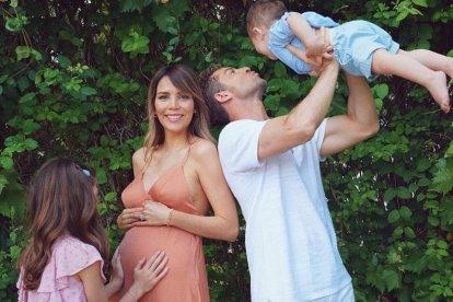 A través de las redes sociales, los famosos mencionaron que están a la espera de una niña que probablemente nazca en el otoño.