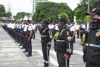 Los agentes recibieron una placa de reconocimiento.