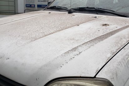 La ceniza que cayó en Guayaquil hizo que los carros amanezcan sucios.