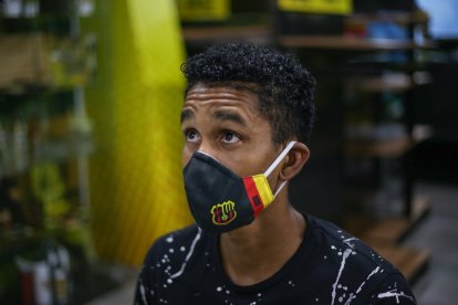 Fidel Martínez del Barcelona, usando mascarilla.