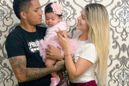 Los felices padres comparten tiempo con su pequeña. Ambos mantiene una buena amistad.