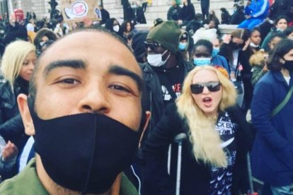 Con todo y lesión fue a manifestar su repudio al racismo. Se unió a varias personas que marcharon en el nombre de George Floyd.