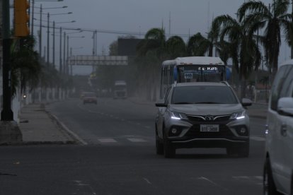 La caída de la ceniza del volcán Sangay ha generado malestar en la urbe porteña.