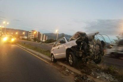 El impacto del vehículo contra el poste arrancó de raíz a la estructura de piedra.