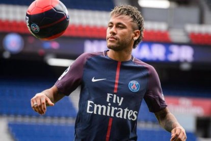 El atacante brasileño del PSG se refirió en términos ofensivos al novio bisexual de su madre.