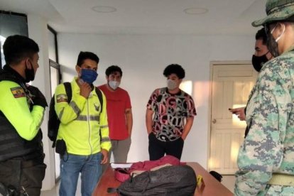 Noé, hermano de Daniel Salcedo, (camiseta roja) es uno de los capturados por los militares en Huaquillas, El Oro.