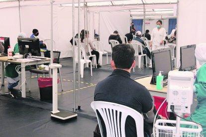 En las carpas del Hospital del IESSSur de Quito hay más personas que llegan con síntomas respiratorios.