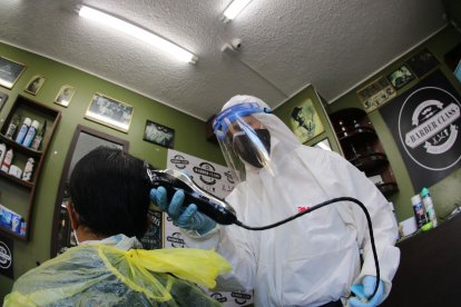 1. En una peluquería de La Floresta solo atienden previa cita. Además, el pago del servicio se lo hace por transferencia electrónica.