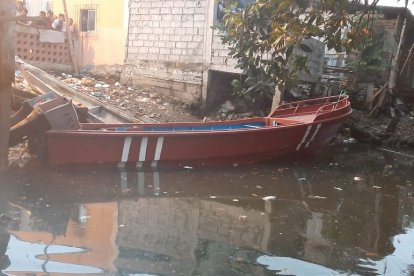 La embarcación tenía en su interior dos motores que habían sido sustraídos hace poco.