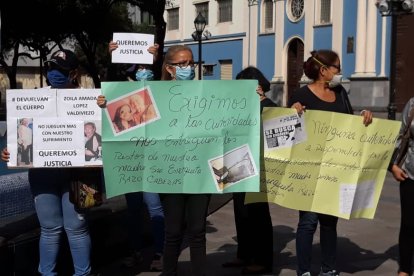 Familiares de fallecidos se reunieron en la Plaza San Francisco.