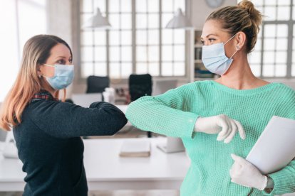 El distanciamiento social, por lo menos, debe durar un año para volver a las actividades de antes.