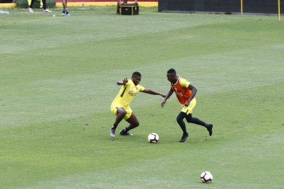 El delantero John Cifuente (i) solo estuvo tres meses en Barcelona. Llegó en septiembre del año anterior y se fue en noviembre.